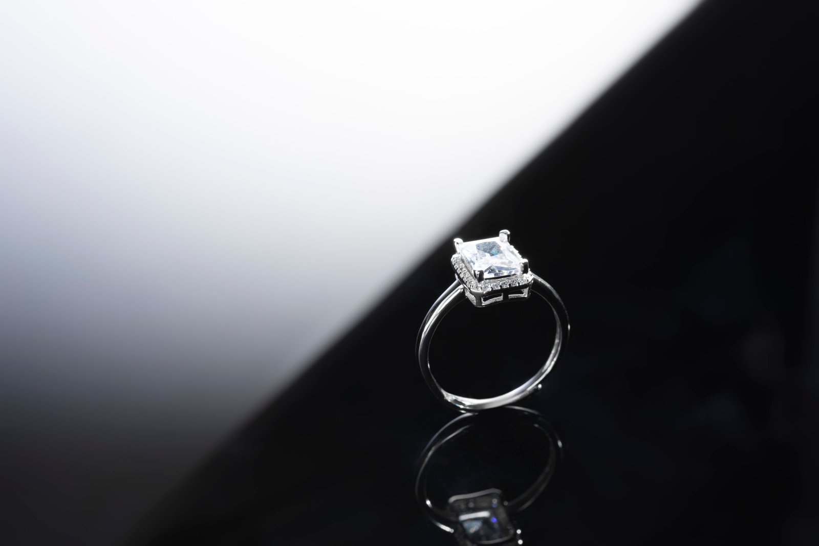 beautiful-engagement-ring-with-diamonds