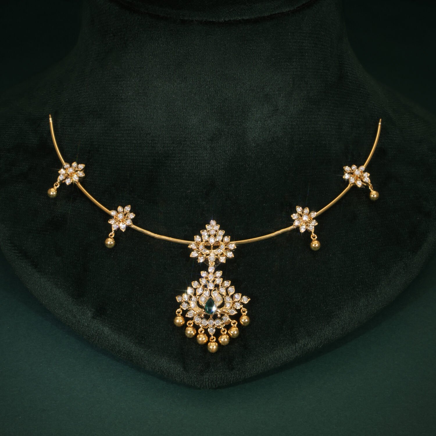 Traditional Gold Necklace with Diamond Floral Design